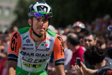 Pordenone, İtalya 27 Mayıs 2017: Profesyonel bisikletçi podyum imzalar başlamadan önce İtalya Bisiklet Turu 2017 zorlu dağ aşaması için otobüsten aktarılması Bardiani bos takımının.