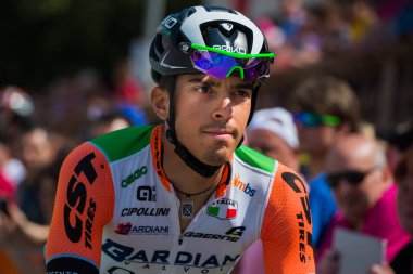 Pordenone, İtalya 27 Mayıs 2017: Profesyonel bisikletçi podyum imzalar başlamadan önce İtalya Bisiklet Turu 2017 zorlu dağ aşaması için otobüsten aktarılması Bardiani bos takımının.