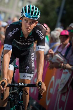 Pordenone, İtalya 27 Mayıs 2017: podyum imzalar başlamadan önce İtalya Bisiklet Turu 2017 zorlu dağ aşaması için otobüsten aktarılması profesyonel bisikletçi Bora Hansgrohe takımının.