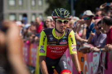 Pordenone, İtalya 27 Mayıs 2017: Profesyonel bisikletçi takımının tehlikeli Triestina podyum imzalar başlamadan önce İtalya Bisiklet Turu 2017 zorlu dağ aşaması için otobüsten aktarılması,.