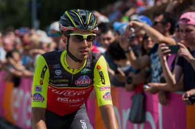 Pordenone, İtalya 27 Mayıs 2017: Profesyonel bisikletçi takımının tehlikeli Triestina podyum imzalar başlamadan önce İtalya Bisiklet Turu 2017 zorlu dağ aşaması için otobüsten aktarılması,.