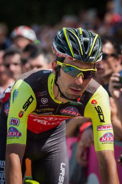 Pordenone, İtalya 27 Mayıs 2017: Profesyonel bisikletçi takımının tehlikeli Triestina podyum imzalar başlamadan önce İtalya Bisiklet Turu 2017 zorlu dağ aşaması için otobüsten aktarılması,.