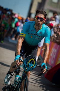 Pordenone, İtalya 27 Mayıs 2017: podyum imzalar başlamadan önce İtalya Bisiklet Turu 2017 zorlu dağ aşaması için otobüsten aktarılması profesyonel bisikletçi Astana Pro takım.