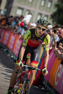 Pordenone, İtalya 27 Mayıs 2017: Profesyonel bisikletçi takımının tehlikeli Triestina podyum imzalar başlamadan önce İtalya Bisiklet Turu 2017 zorlu dağ aşaması için otobüsten aktarılması,.