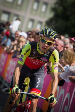 Pordenone, İtalya 27 Mayıs 2017: Profesyonel bisikletçi takımının tehlikeli Triestina podyum imzalar başlamadan önce İtalya Bisiklet Turu 2017 zorlu dağ aşaması için otobüsten aktarılması,.