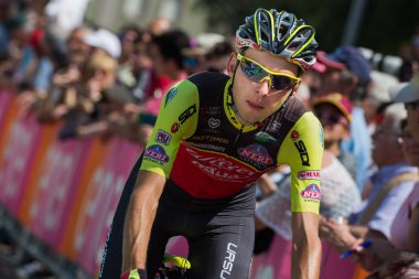 Pordenone, İtalya 27 Mayıs 2017: Profesyonel bisikletçi takımının tehlikeli Triestina podyum imzalar başlamadan önce İtalya Bisiklet Turu 2017 zorlu dağ aşaması için otobüsten aktarılması,.