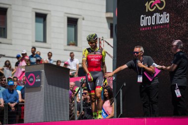 Pordenone, İtalya 27 Mayıs 2017: Profesyonel bisikletçiler önce hareket İtalya tur 2017 zor dağ Sahne Podyum imzalar hakkında.