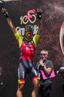 Pordenone, İtalya 27 Mayıs 2017: Profesyonel bisikletçiler önce hareket İtalya tur 2017 zor dağ Sahne Podyum imzalar hakkında.