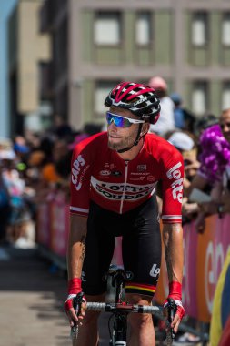 Pordenone, İtalya 27 Mayıs 2017: Profesyonel bisikletçi podyum imzalar başlamadan önce İtalya Bisiklet Turu 2017 zorlu dağ aşaması için otobüsten aktarılması loto takımının.