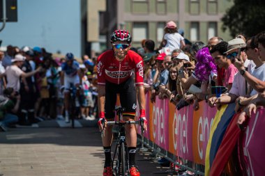 Pordenone, İtalya 27 Mayıs 2017: Profesyonel bisikletçi podyum imzalar başlamadan önce İtalya Bisiklet Turu 2017 zorlu dağ aşaması için otobüsten aktarılması loto takımının.