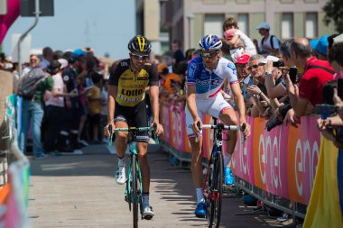 Pordenone, İtalya 27 Mayıs 2017: Profesyonel bisikletçiler otobüsten başlamadan önce İtalya Bisiklet Turu 2017 zorlu dağ aşaması için podyum imzalar aktarılması.