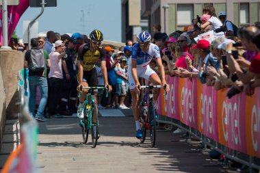 Pordenone, İtalya 27 Mayıs 2017: Profesyonel bisikletçiler otobüsten başlamadan önce İtalya Bisiklet Turu 2017 zorlu dağ aşaması için podyum imzalar aktarılması.