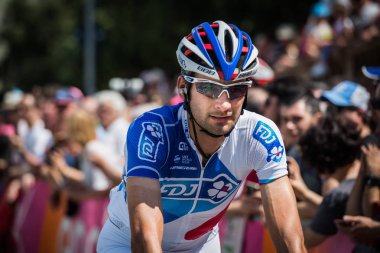 Pordenone, İtalya 27 Mayıs 2017: Profesyonel bisikletçi podyum imzalar başlamadan önce İtalya Bisiklet Turu 2017 zorlu dağ aşaması için otobüsten aktarılması Fdj takımının.