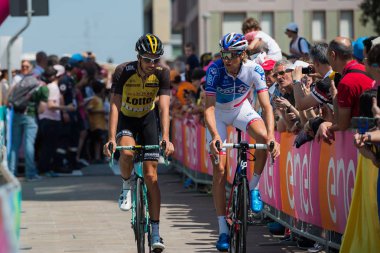 Pordenone, İtalya 27 Mayıs 2017: Profesyonel bisikletçiler otobüsten başlamadan önce İtalya Bisiklet Turu 2017 zorlu dağ aşaması için podyum imzalar aktarılması.