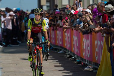 Pordenone, İtalya 27 Mayıs 2017: Profesyonel bisikletçi takımının tehlikeli Triestina podyum imzalar başlamadan önce İtalya Bisiklet Turu 2017 zorlu dağ aşaması için otobüsten aktarılması,.