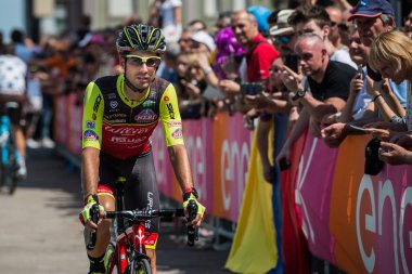 Pordenone, İtalya 27 Mayıs 2017: Profesyonel bisikletçi takımının tehlikeli Triestina podyum imzalar başlamadan önce İtalya Bisiklet Turu 2017 zorlu dağ aşaması için otobüsten aktarılması,.