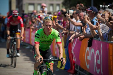 Pordenone, İtalya 27 Mayıs 2017: podyum imzalar başlamadan önce İtalya Bisiklet Turu 2017 zorlu dağ aşaması için otobüsten aktarılması profesyonel bisikletçi Cannondale takımının.