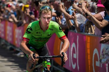 Pordenone, İtalya 27 Mayıs 2017: podyum imzalar başlamadan önce İtalya Bisiklet Turu 2017 zorlu dağ aşaması için otobüsten aktarılması profesyonel bisikletçi Cannondale takımının.