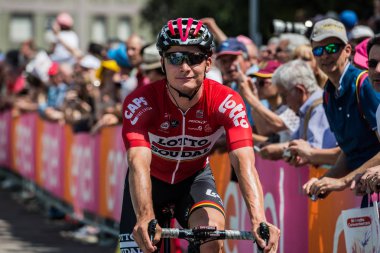 Pordenone, İtalya 27 Mayıs 2017: Profesyonel bisikletçi podyum imzalar başlamadan önce İtalya Bisiklet Turu 2017 zorlu dağ aşaması için otobüsten aktarılması loto takımının.