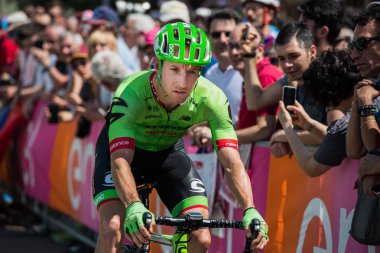 Pordenone, İtalya 27 Mayıs 2017: podyum imzalar başlamadan önce İtalya Bisiklet Turu 2017 zorlu dağ aşaması için otobüsten aktarılması profesyonel bisikletçi Cannondale takımının.