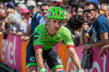 Pordenone, İtalya 27 Mayıs 2017: podyum imzalar başlamadan önce İtalya Bisiklet Turu 2017 zorlu dağ aşaması için otobüsten aktarılması profesyonel bisikletçi Cannondale takımının.