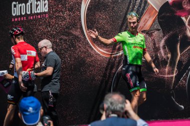 Pordenone, İtalya 27 Mayıs 2017: Profesyonel bisikletçiler önce hareket İtalya tur 2017 zor dağ Sahne Podyum imzalar hakkında.