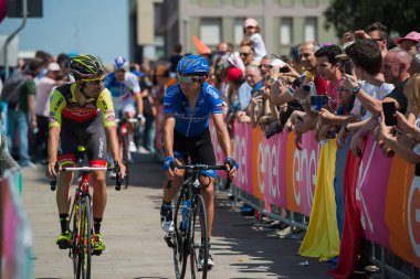 Pordenone, İtalya 27 Mayıs 2017: Profesyonel bisikletçiler otobüsten başlamadan önce İtalya Bisiklet Turu 2017 zorlu dağ aşaması için podyum imzalar aktarılması.