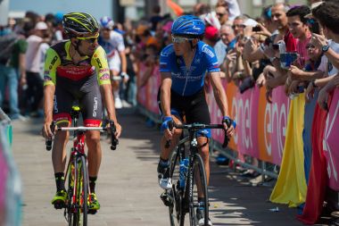 Pordenone, İtalya 27 Mayıs 2017: Profesyonel bisikletçiler otobüsten başlamadan önce İtalya Bisiklet Turu 2017 zorlu dağ aşaması için podyum imzalar aktarılması.