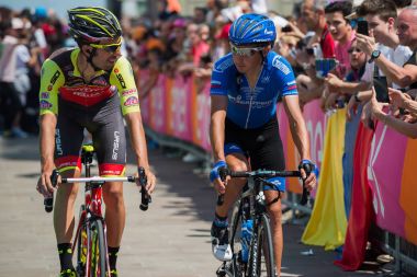 Pordenone, İtalya 27 Mayıs 2017: Profesyonel bisikletçiler otobüsten başlamadan önce İtalya Bisiklet Turu 2017 zorlu dağ aşaması için podyum imzalar aktarılması.