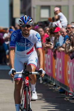 Pordenone, İtalya 27 Mayıs 2017: podyum imzalar başlamadan önce İtalya Bisiklet Turu 2017 zorlu dağ aşaması için aktarma Fdj takım otobüsten profesyonel bisikletçi.