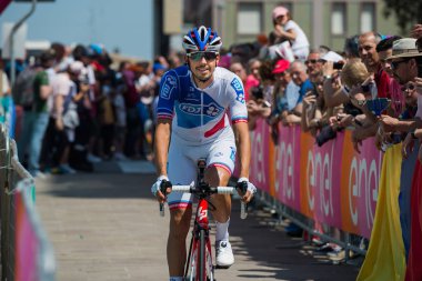 Pordenone, İtalya 27 Mayıs 2017: podyum imzalar başlamadan önce İtalya Bisiklet Turu 2017 zorlu dağ aşaması için aktarma Fdj takım otobüsten profesyonel bisikletçi.