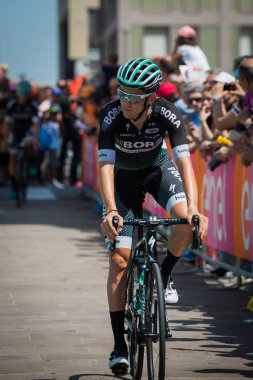 Pordenone, İtalya 27 Mayıs 2017: podyum imzalar başlamadan önce İtalya Bisiklet Turu 2017 zorlu dağ aşaması için otobüsten aktarılması profesyonel bisikletçi Bora Hansgrohe takımının.