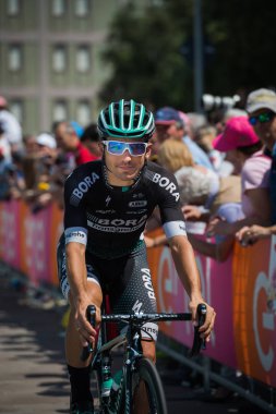 Pordenone, İtalya 27 Mayıs 2017: podyum imzalar başlamadan önce İtalya Bisiklet Turu 2017 zorlu dağ aşaması için otobüsten aktarılması profesyonel bisikletçi Bora Hansgrohe takımının.