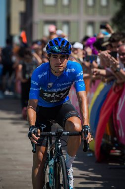 Pordenone, İtalya 27 Mayıs 2017: podyum imzalar başlamadan önce bir zorlu dağ aşaması için otobüsten aktarılması profesyonel bisikletçi Mikel Landa (Sky Team), mavi Jersey,.