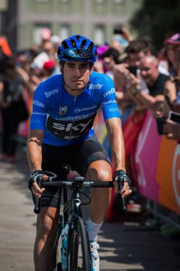 Pordenone, İtalya 27 Mayıs 2017: podyum imzalar başlamadan önce bir zorlu dağ aşaması için otobüsten aktarılması profesyonel bisikletçi Mikel Landa (Sky Team), mavi Jersey,.