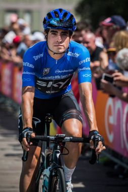 Pordenone, İtalya 27 Mayıs 2017: podyum imzalar başlamadan önce bir zorlu dağ aşaması için otobüsten aktarılması profesyonel bisikletçi Mikel Landa (Sky Team), mavi Jersey,.