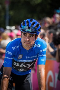 Pordenone, İtalya 27 Mayıs 2017: podyum imzalar başlamadan önce bir zorlu dağ aşaması için otobüsten aktarılması profesyonel bisikletçi Mikel Landa (Sky Team), mavi Jersey,.