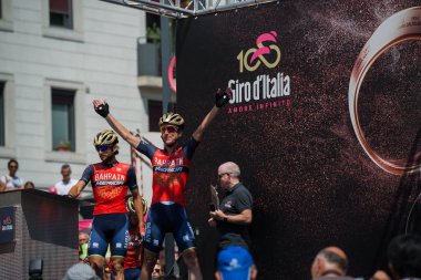 Pordenone, İtalya 27 Mayıs 2017: Profesyonel bisikletçiler önce hareket İtalya tur 2017 zor dağ Sahne Podyum imzalar hakkında.