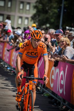 Pordenone, İtalya 27 Mayıs 2017: Profesyonel bisikletçiler otobüsten başlamadan önce İtalya Bisiklet Turu 2017 zorlu dağ aşaması için podyum imzalar aktarılması.