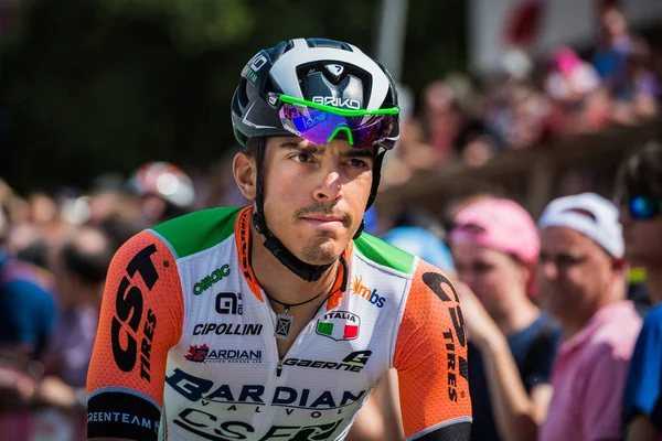 Pordenone, İtalya 27 Mayıs 2017: Profesyonel bisikletçi podyum imzalar başlamadan önce İtalya Bisiklet Turu 2017 zorlu dağ aşaması için otobüsten aktarılması Bardiani bos takımının.