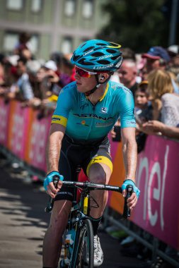 Pordenone, İtalya 27 Mayıs 2017: podyum imzalar başlamadan önce İtalya Bisiklet Turu 2017 zorlu dağ aşaması için otobüsten aktarılması profesyonel bisikletçi Astana Pro takım.