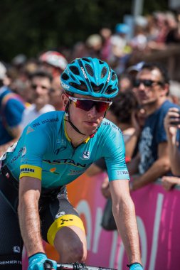 Pordenone, İtalya 27 Mayıs 2017: podyum imzalar başlamadan önce İtalya Bisiklet Turu 2017 zorlu dağ aşaması için otobüsten aktarılması profesyonel bisikletçi Astana Pro takım.