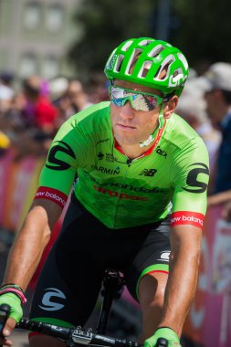 Pordenone, İtalya 27 Mayıs 2017: podyum imzalar başlamadan önce İtalya Bisiklet Turu 2017 zorlu dağ aşaması için otobüsten aktarılması profesyonel bisikletçi Cannondale takımının.