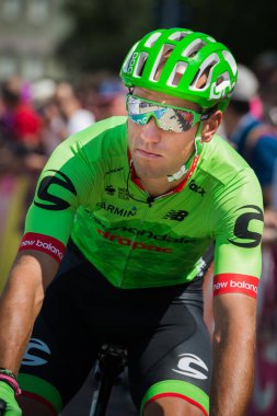 Pordenone, İtalya 27 Mayıs 2017: podyum imzalar başlamadan önce İtalya Bisiklet Turu 2017 zorlu dağ aşaması için otobüsten aktarılması profesyonel bisikletçi Cannondale takımının.