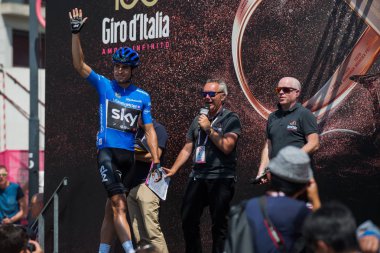 Pordenone, İtalya 27 Mayıs 2017: Profesyonel bisikletçi Mikel Landa (Sky Team), mavi Jersey, başlamadan önce İtalya Bisiklet Turu 2017 zorlu dağ aşaması için podyum imzalar hakkında.