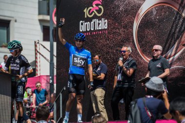 Pordenone, İtalya 27 Mayıs 2017: Profesyonel bisikletçi Mikel Landa (Sky Team), mavi Jersey, başlamadan önce İtalya Bisiklet Turu 2017 zorlu dağ aşaması için podyum imzalar hakkında.