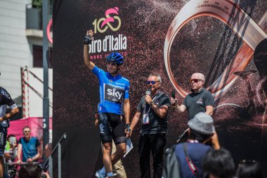 Pordenone, İtalya 27 Mayıs 2017: Profesyonel bisikletçi Mikel Landa (Sky Team), mavi Jersey, başlamadan önce İtalya Bisiklet Turu 2017 zorlu dağ aşaması için podyum imzalar hakkında.