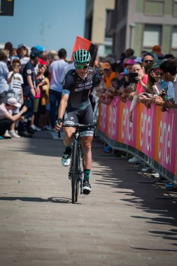 Pordenone, İtalya 27 Mayıs 2017: podyum imzalar başlamadan önce İtalya Bisiklet Turu 2017 zorlu dağ aşaması için otobüsten aktarılması profesyonel bisikletçi Bora Hansgrohe takımının.