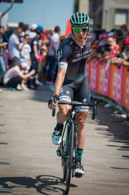 Pordenone, İtalya 27 Mayıs 2017: podyum imzalar başlamadan önce İtalya Bisiklet Turu 2017 zorlu dağ aşaması için otobüsten aktarılması profesyonel bisikletçi Bora Hansgrohe takımının.