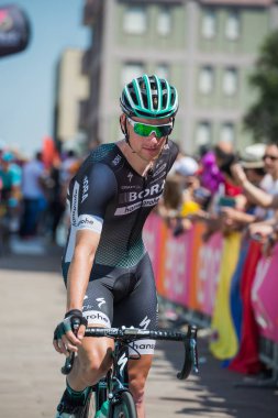 Pordenone, İtalya 27 Mayıs 2017: podyum imzalar başlamadan önce İtalya Bisiklet Turu 2017 zorlu dağ aşaması için otobüsten aktarılması profesyonel bisikletçi Bora Hansgrohe takımının.